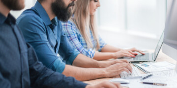 «Χρυσή» ευκαιρία από τη ΔΥΠΑ: Επίδομα 1.475 ευρώ για ανέργους με νέο πρόγραμμα μελισσοκομίας