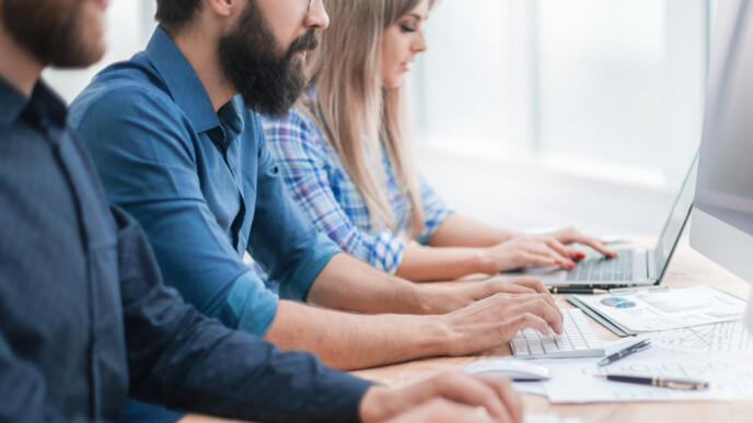 «Χρυσή» ευκαιρία από τη ΔΥΠΑ: Επίδομα 1.475 ευρώ για ανέργους με νέο πρόγραμμα μελισσοκομίας