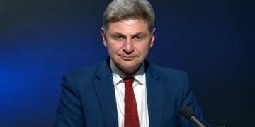 «Η έδρα ανήκει στον λαό»: Η ηχηρή απάντηση Φαραντούρη στον ΣΥΡΙΖΑ και η άρνηση παράδοσης της έδρας