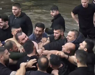 «Πόλεμος» στα παγωμένα νερά: Άγριο ξύλο στη Φλώρινα για τον Σταυρό μπροστά σε παιδιά