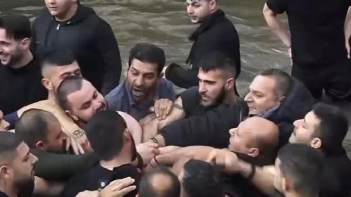 «Πόλεμος» στα παγωμένα νερά: Άγριο ξύλο στη Φλώρινα για τον Σταυρό μπροστά σε παιδιά