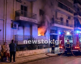 «Εφιάλτης» στο Περιστέρι: Στις φλόγες διαμέρισμα τα ξημερώματα – Δύο τραυματίες και εκκένωση πολυκατοικίας