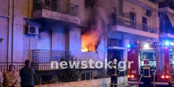 «Εφιάλτης» στο Περιστέρι: Στις φλόγες διαμέρισμα τα ξημερώματα – Δύο τραυματίες και εκκένωση πολυκατοικίας