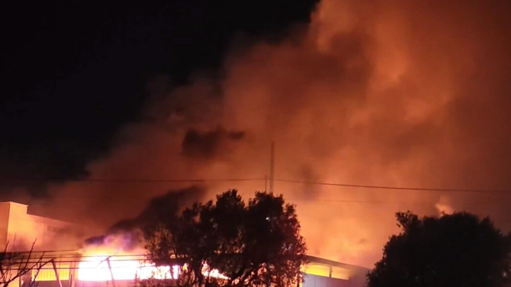 Εφιαλτική νύχτα στο Μενίδι: Πώς εξελίχθηκε το πύρινο θρίλερ με τις εκρήξεις στο εργοστάσιο πλαστικών;