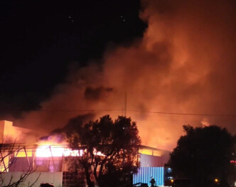 Εφιαλτική νύχτα στο Μενίδι: Πώς εξελίχθηκε το πύρινο θρίλερ με τις εκρήξεις στο εργοστάσιο πλαστικών;