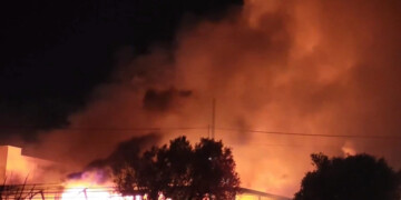 Εφιαλτική νύχτα στο Μενίδι: Πώς εξελίχθηκε το πύρινο θρίλερ με τις εκρήξεις στο εργοστάσιο πλαστικών;