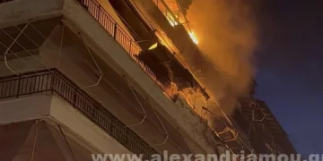 Συναγερμός στην Αλεξάνδρεια: «Κόλαση» φωτιάς σε πολυκατοικία – Αγωνιώδης διάσωση εγκλωβισμένου