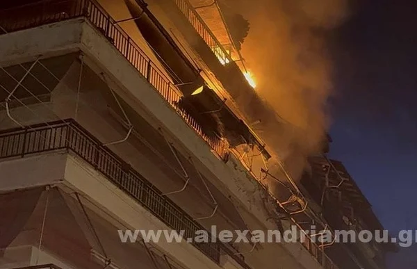 Συναγερμός στην Αλεξάνδρεια: «Κόλαση» φωτιάς σε πολυκατοικία – Αγωνιώδης διάσωση εγκλωβισμένου