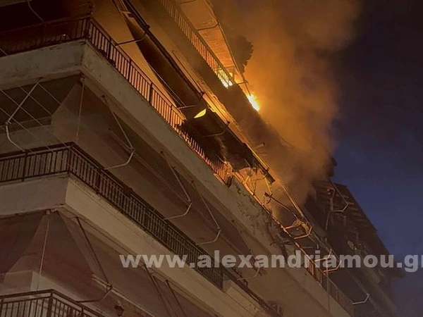 Συναγερμός στην Αλεξάνδρεια: «Κόλαση» φωτιάς σε πολυκατοικία – Αγωνιώδης διάσωση εγκλωβισμένου