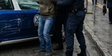 Αγρίνιο: Πώς ένας τυπικός έλεγχος της Τροχαίας κατέληξε σε σπάσιμο περιπολικού;