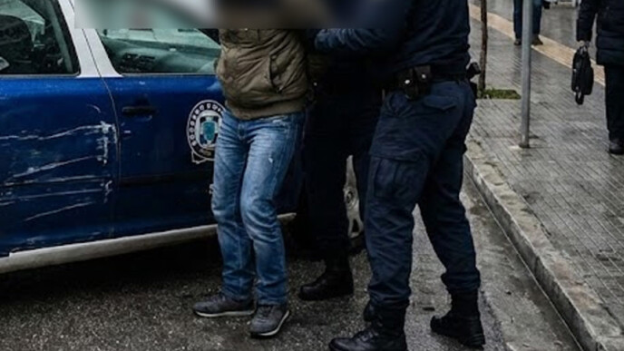 Αγρίνιο: Πώς ένας τυπικός έλεγχος της Τροχαίας κατέληξε σε σπάσιμο περιπολικού;