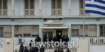 Έφοδος του «ελληνικού FBI» στον Κορυδαλλό: Τι «ξετρύπωσαν» οι αστυνομικοί στα κελιά – 4 συλλήψεις