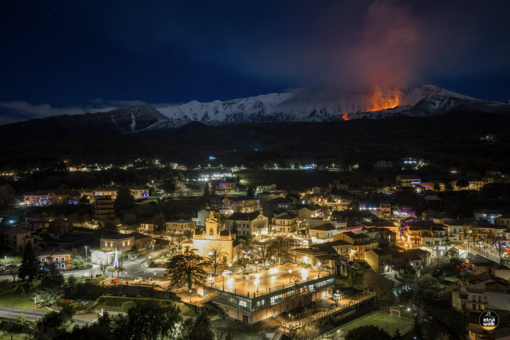 Αίτνα: Το «pyro-show» της Πρωτοχρονιάς – Εντυπωσιακά πλάνα από το νέο ποτάμι λάβας