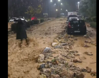 Σοκ στη Γλυφάδα: Γυναίκα εγκλωβίστηκε κάτω από αυτοκίνητο αφού παρασύρθηκε από τα ορμητικά νερά και ανασύρθηκε νεκρή