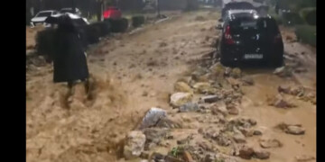 Σοκ στη Γλυφάδα: Γυναίκα εγκλωβίστηκε κάτω από αυτοκίνητο αφού παρασύρθηκε από τα ορμητικά νερά και ανασύρθηκε νεκρή