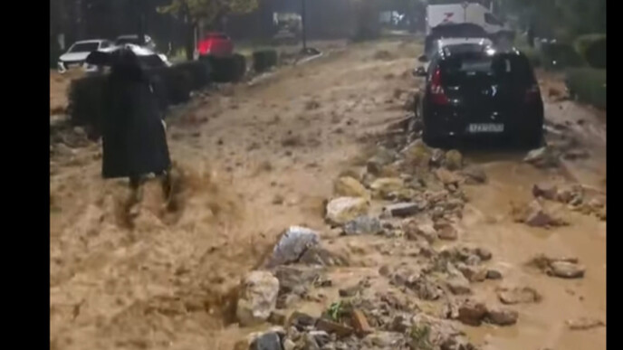 Σοκ στη Γλυφάδα: Γυναίκα εγκλωβίστηκε κάτω από αυτοκίνητο αφού παρασύρθηκε από τα ορμητικά νερά και ανασύρθηκε νεκρή