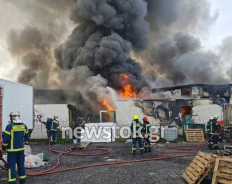 Συναγερμός στο Κορωπί: Στις φλόγες αποθήκη με πλαστικά – Μάχη με τον χρόνο δίνουν οι πυροσβέστες