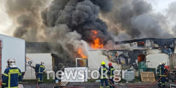 Συναγερμός στο Κορωπί: Στις φλόγες αποθήκη με πλαστικά – Μάχη με τον χρόνο δίνουν οι πυροσβέστες
