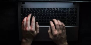 Στα χέρια της Δίωξης Κυβερνοεγκλήματος 31χρονος: Το βίντεο με το μαχαίρι και οι σοκαριστικές απειλές μέσω διαδικτύου