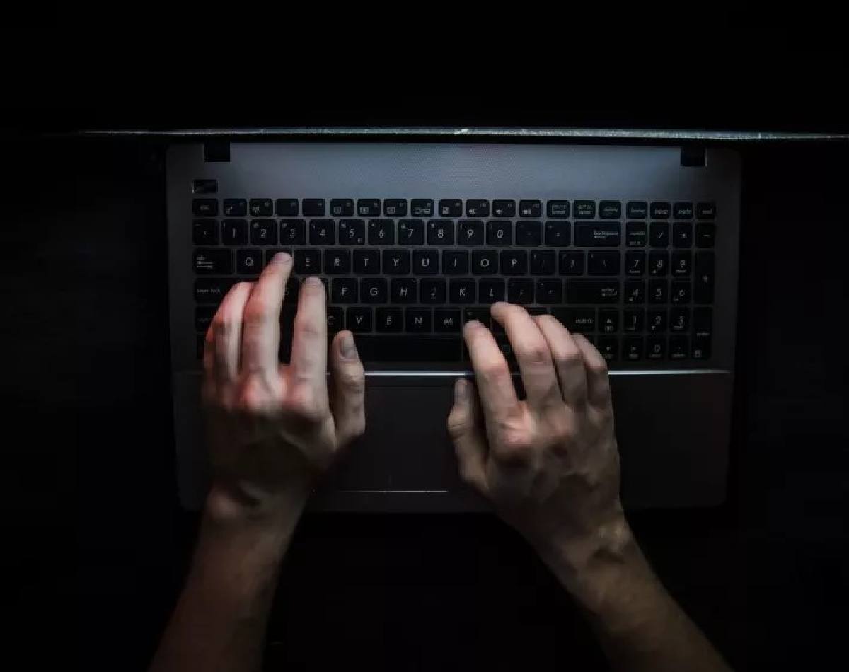 Στα χέρια της Δίωξης Κυβερνοεγκλήματος 31χρονος: Το βίντεο με το μαχαίρι και οι σοκαριστικές απειλές μέσω διαδικτύου