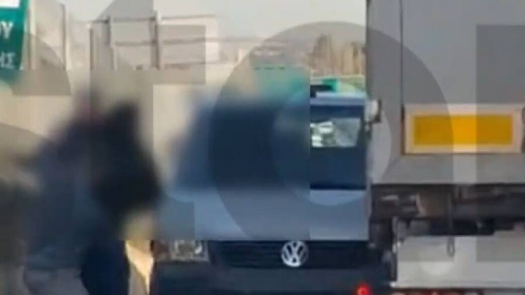 Λυκόβρυση: Πιάστηκαν στα χέρια στη μέση του δρόμου – Η στιγμή που η κατάσταση ξέφυγε τελείως