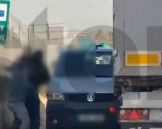 Λυκόβρυση: Πιάστηκαν στα χέρια στη μέση του δρόμου – Η στιγμή που η κατάσταση ξέφυγε τελείως