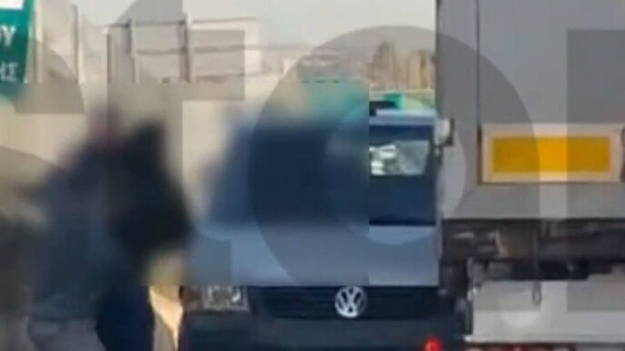 Λυκόβρυση: Πιάστηκαν στα χέρια στη μέση του δρόμου – Η στιγμή που η κατάσταση ξέφυγε τελείως