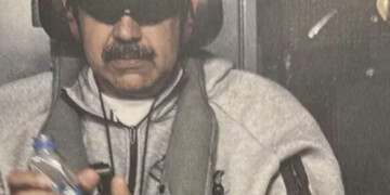 Η φωτογραφία - ντοκουμέντο της σύλληψης: Ο Νικολάς Μαδούρο δεμένος και με καλυμμένα μάτια