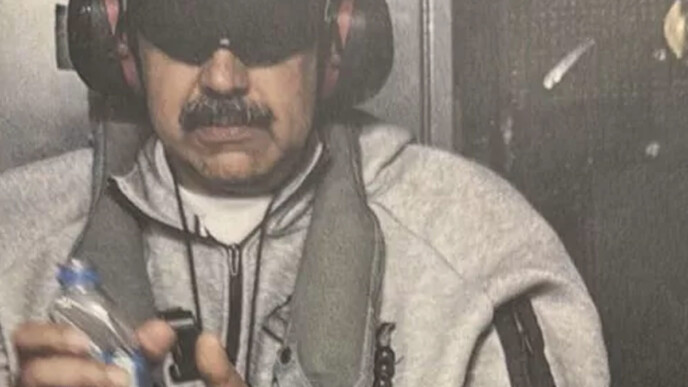 Η φωτογραφία - ντοκουμέντο της σύλληψης: Ο Νικολάς Μαδούρο δεμένος και με καλυμμένα μάτια