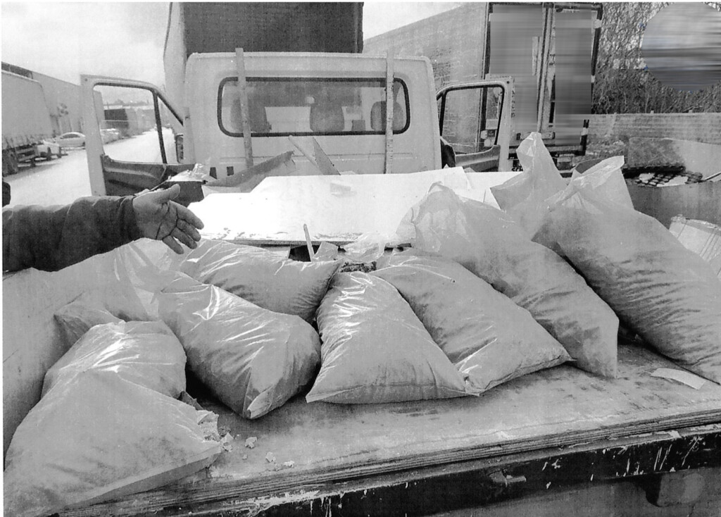 Ρέντης: «Τσουχτερό» πρόστιμο και κατάσχεση φορτηγού – Πιάστηκαν στα πράσα να πετούν μπάζα στη μέση του δρόμου