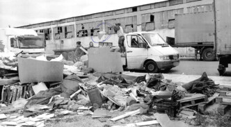 Ρέντης: «Τσουχτερό» πρόστιμο και κατάσχεση φορτηγού – Πιάστηκαν στα πράσα να πετούν μπάζα στη μέση του δρόμου