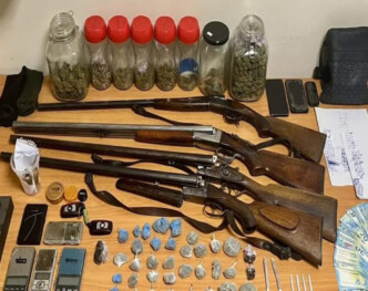 Άνω Λιόσια: Το κατάστημα «βιτρίνα» και η οικογενειακή επιχείρηση ναρκωτικών – Χειροπέδες σε μάνα και γιους