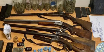 Άνω Λιόσια: Το κατάστημα «βιτρίνα» και η οικογενειακή επιχείρηση ναρκωτικών – Χειροπέδες σε μάνα και γιους