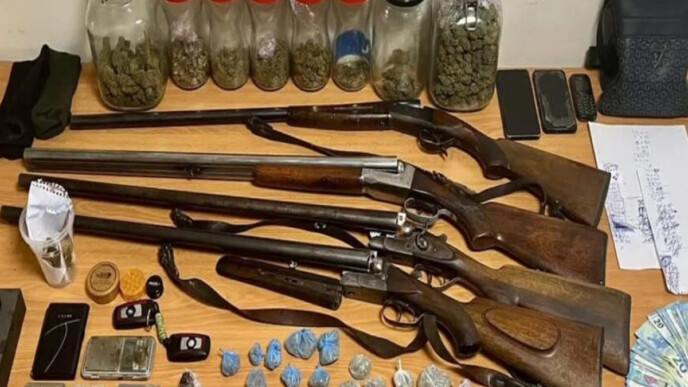 Άνω Λιόσια: Το κατάστημα «βιτρίνα» και η οικογενειακή επιχείρηση ναρκωτικών – Χειροπέδες σε μάνα και γιους