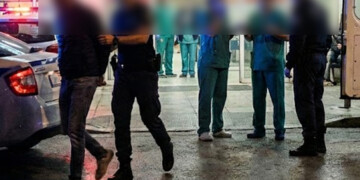 «Ταινία τρόμου» στον Ερυθρό Σταυρό: Ασθενής έλουσε με ούρα το προσωπικό και συνέλαβαν τη νοσηλεύτρια!