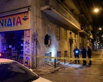 Κινηματογραφικό ριφιφί στον Κολωνό: Πώς άνοιξαν τρύπα σε παιχνιδάδικο για μια χούφτα ευρώ