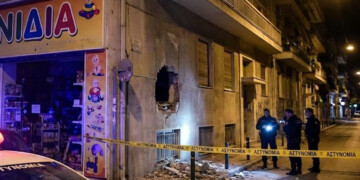 Κινηματογραφικό ριφιφί στον Κολωνό: Πώς άνοιξαν τρύπα σε παιχνιδάδικο για μια χούφτα ευρώ