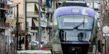 Χάος στον Προαστιακό: Αυτοκίνητο «πάρκαρε» στις γραμμές και παρέλυσε το δίκτυο Αθήνα - Ρέντη