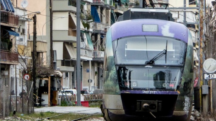 Χάος στον Προαστιακό: Αυτοκίνητο «πάρκαρε» στις γραμμές και παρέλυσε το δίκτυο Αθήνα - Ρέντη