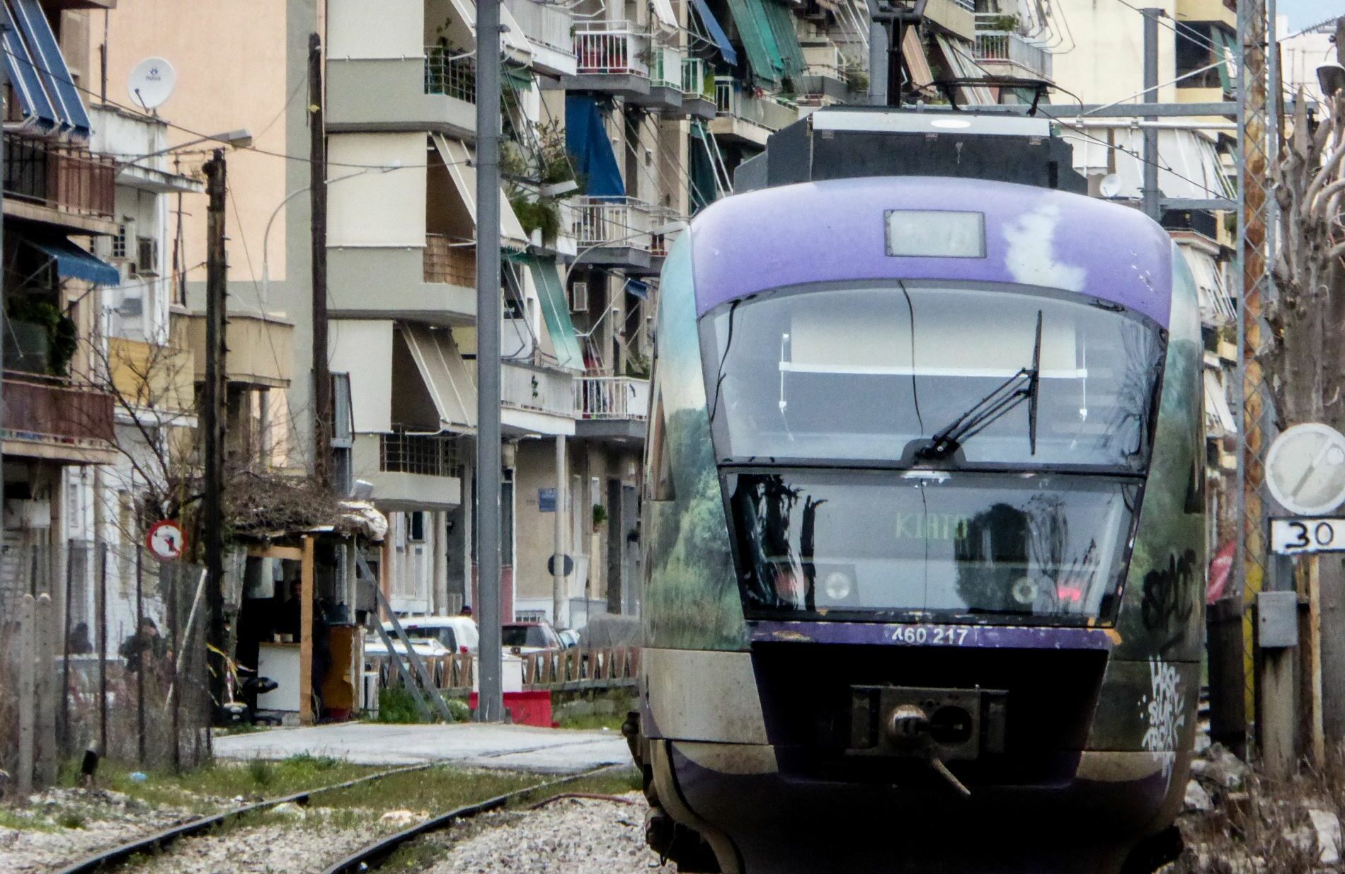 Χάος στον Προαστιακό: Αυτοκίνητο «πάρκαρε» στις γραμμές και παρέλυσε το δίκτυο Αθήνα - Ρέντη