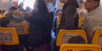 Χάος στους αιθέρες: Το χαστούκι, η μεθυσμένη επιβάτιδα και η αναγκαστική προσγείωση θρίλερ της Ryanair