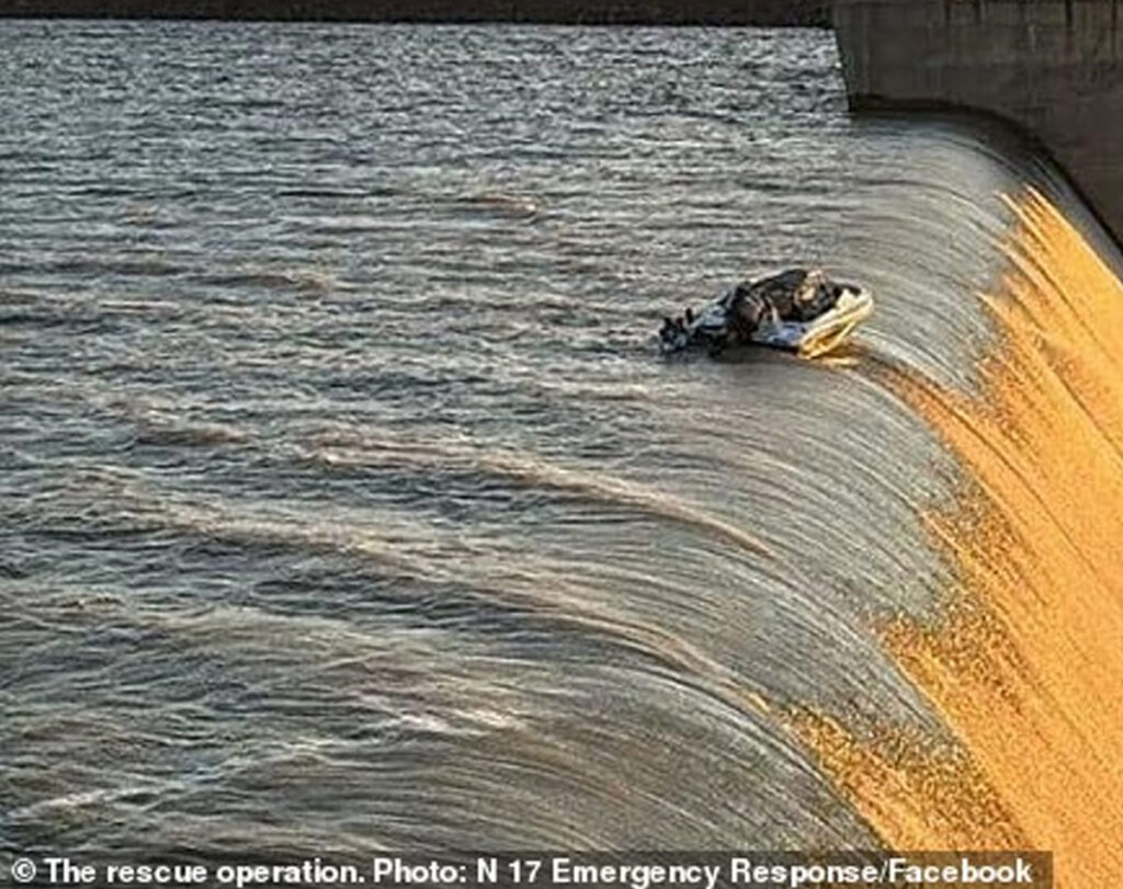 Δευτερόλεπτα από την άβυσσο: Το θρίλερ με το σκάφος που κρέμεται σε φράγμα 40 μέτρων