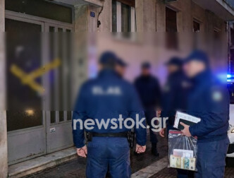 Θεσσαλονίκη: «Μπλόκο» της ΕΛ.ΑΣ. σε οίκους ανοχής – Χειροπέδες, παραβιασμένες σφραγίδες και μαστροπεία