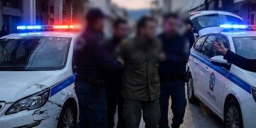 Χίος: Επεισοδιακή σύλληψη μεθυσμένου στρατιωτικού – Επιτέθηκε σε αστυνομικούς και έσπασε περιπολικό