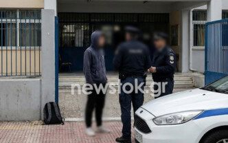 Συναγερμός σε σχολείο της Γλυφάδας: Χειροπέδες σε 16χρονο μαθητή που κυκλοφορούσε με «οπλοστάσιο» στην τάξη