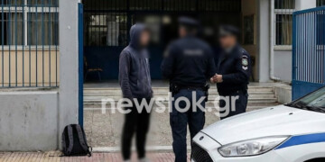 Συναγερμός σε σχολείο της Γλυφάδας: Χειροπέδες σε 16χρονο μαθητή που κυκλοφορούσε με «οπλοστάσιο» στην τάξη