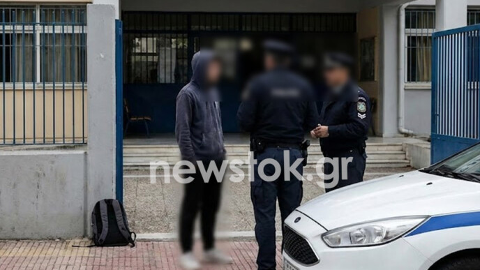 Συναγερμός σε σχολείο της Γλυφάδας: Χειροπέδες σε 16χρονο μαθητή που κυκλοφορούσε με «οπλοστάσιο» στην τάξη