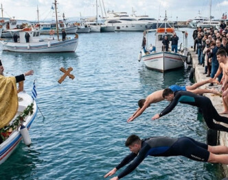 Θεοφάνεια: Η ημέρα που «άνοιξαν» οι ουρανοί – Το μέγα μυστήριο της Βάπτισης και η φανέρωση της Αγίας Τριάδας