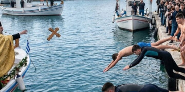 Θεοφάνεια: Η ημέρα που «άνοιξαν» οι ουρανοί – Το μέγα μυστήριο της Βάπτισης και η φανέρωση της Αγίας Τριάδας