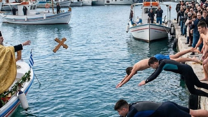 Θεοφάνεια: Η ημέρα που «άνοιξαν» οι ουρανοί – Το μέγα μυστήριο της Βάπτισης και η φανέρωση της Αγίας Τριάδας